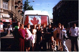 picture6womenandbus.jpg (30916 bytes)